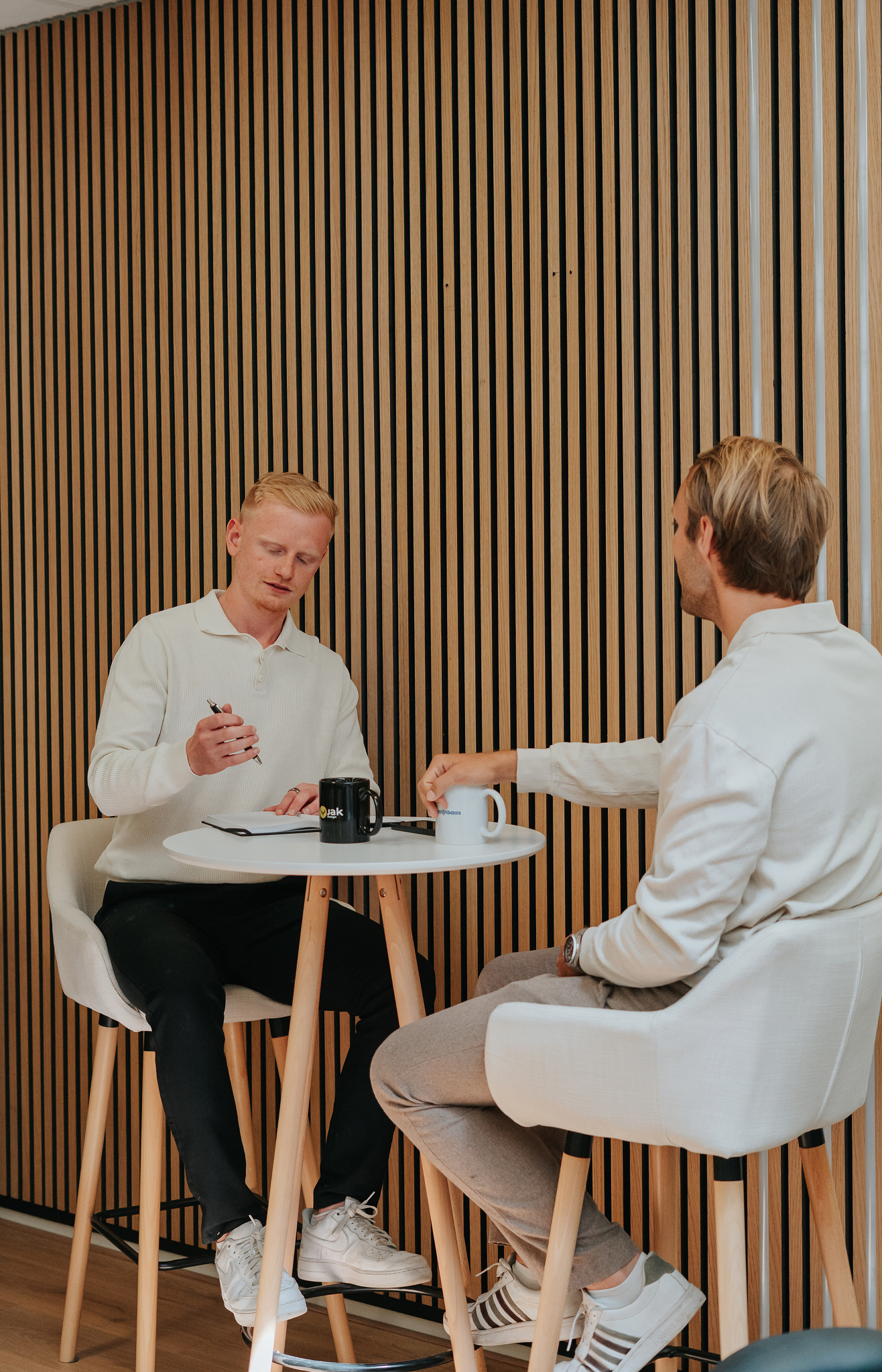 Jelmer in gesprek met een partner